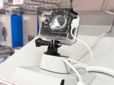 Kamera koruyucu kaplama ve bağlanma ile mağazada görüntülendi.