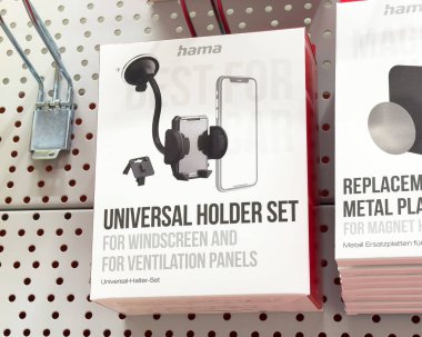 Paketlemede ön cam ve havalandırma panelleri için evrensel tutucu ayarlandı.