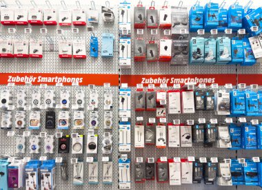 Elektronik mağazasında gösterilen akıllı telefon aksesuarlarının çeşitliliği.