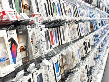 Elektronik mağazasında gösterilen akıllı telefon çantalarının çeşitliliği.