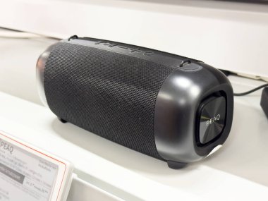 Mobil siyah bluetooth hoparlörü kontrol düğmeleri ve ağ tasarımlı görüntüde.