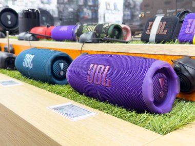 Rafta renkli jbl taşınabilir bluetooth hoparlörler.