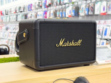 Marshall bluetooth hoparlörü elektronik mağazasında sergileniyor.
