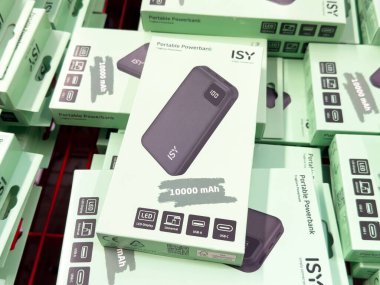 Taşınabilir ekran ve 10000 mah ambalaj kapasiteli güç bankası.
