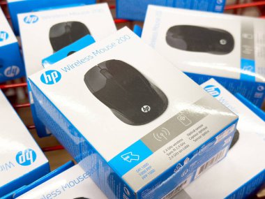 Hp kablosuz fare 200 ambalaj görüntüsü depolama koridorunda.