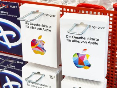 Renkli logolu Apple hediye kartları mağazada sergileniyor.