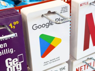 Avrupa perakende mağazasında Google oyun hediye kartı görüntüsü.