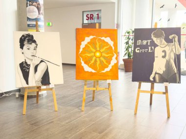 Modern galeride ikonik figürler ve soyut tasarımların yer aldığı sanat sergisi.
