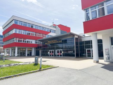 Şehir merkezinde kırmızı ve cam cepheli modern konferans merkezi..