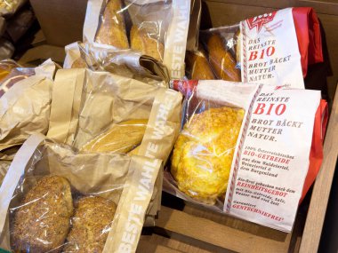 Pastanede sergilenen çevre dostu paketlerde organik ekmek seçimi.