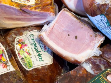 Jambon ve etiket dilimlerini gösteren paketlenmiş et çeşitleri.
