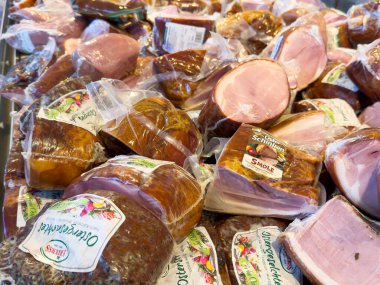 Marketin soğutmalı koridorunda çeşitli paketlenmiş etler sergileniyor..