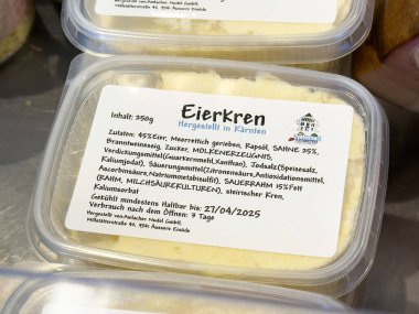 Eierkren yabanturpu, krem malzemesi ve son kullanma tarihi etiketi ile yayılmış..