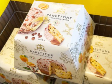 Panettone ambalajlama: billa genusswelt italyan keki kuru üzüm ve bademlerle.