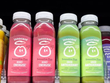 Masum smoothie artı şişeler böğürtlen enerjisi ve rafta yeşil antioksidan çeşitleri.