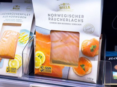 Bir paket Norveç füme somonu market vitrininde..