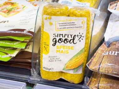 Market vitrininde mısır ambalajı ve ürün etiketi.