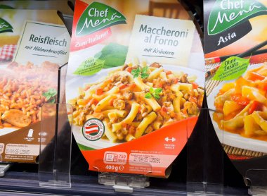 Maccheroni al besin bilgileriyle süpermarket görünümünde paketleme yok.