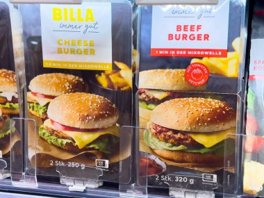 Market vitrininde mikrodalga çizburger ve sığır burger paketleme.