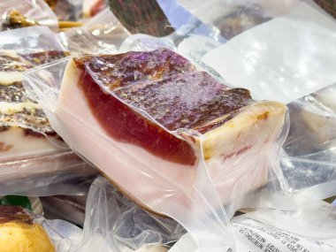 Vakumlu plastik ambalajda paketlenmiş et dilimleri.