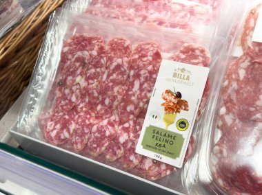 Market vitrininde paketlenmiş salam felinosu, etiketlemesi temiz.