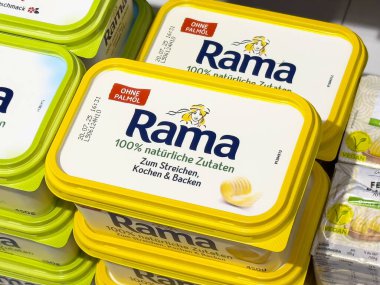 Rama vejetaryen margarini pişirmek ve pişirmek için doğal malzemelerle servis edilir..