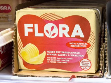 Doğal malzeme etiketli Flora tereyağı paketi.