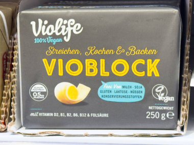 Vegan vioblock margarin ambalajı. Rafta besin bilgileri var..