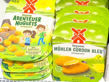 Vegan soya proteini nugget ve cordon bleu paketlenmiş yemekler süpermarkette.