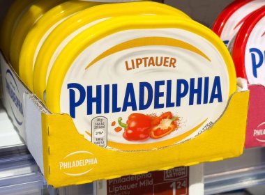 Markette kırmızı biber paketiyle Philadelphia Liptauer peynir sergisi.