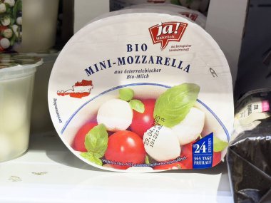 Domatesli ve fesleğenli mini mozzarella peyniri..