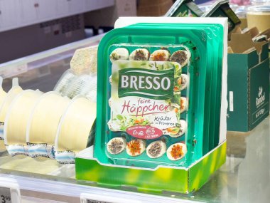 Süpermarketin buzdolabında sebze aromalı peynir seçimi.