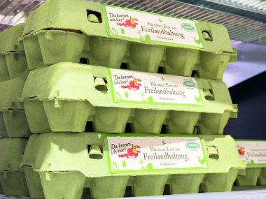 Deponun rafındaki yeşil kartonlarda organik serbest yumurta..