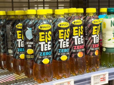 Çiğ buzlu çay. Süpermarket raflarında sıfır limon şişesi..