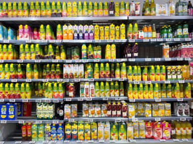 Süpermarket raflarındaki çeşitli meyve suları: aroma ve markaların çeşitliliği.