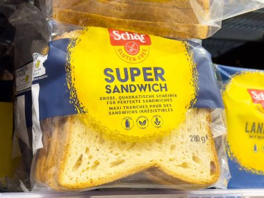 Marketteki ambalajda glütensiz dilimlenmiş süper sandviç ekmeği.