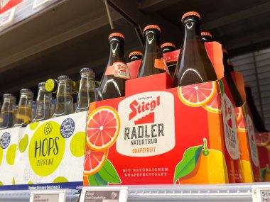 Stiegl greyfurt radarı ve rafta sergilenen içecekler..