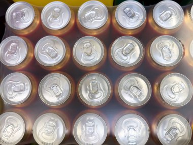 Plastik paketlemedeki alüminyum içecek kutularının üst görünümü.