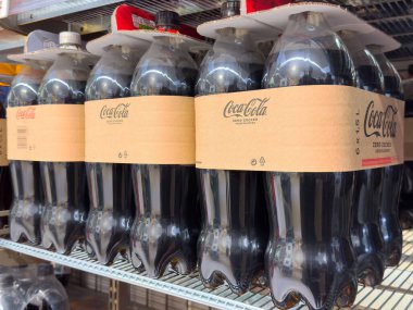 Coca-Cola Sıfır şeker şişeleri rafta.