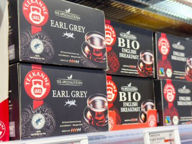 Earl Grey ve İngiliz kahvaltı çay paketleri raflarda..
