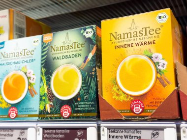 Raftaki namastee ayurvedic bitkisel çayların çeşitliliği.