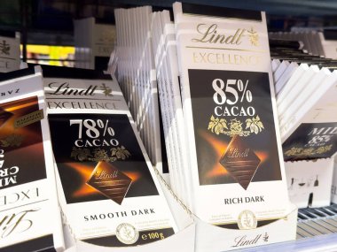 Kakao yüzdesi gösterilen Lindt koyu çikolatalarının çeşitliliği.