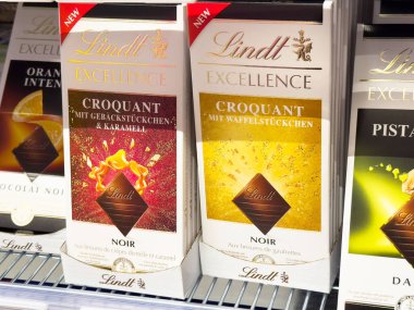 Lindt fevkalade croquant çikolataları sergileniyor..