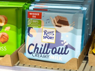 Ritter spor sergisi raftaki sütlü çikolatayı soğutuyor..