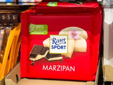 Marketin rafında kırmızı ambalajlı Ritter marka badem ezmeli çikolata..
