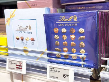 Lindt mini pralinler ve çikolata kutusu vitrininde.