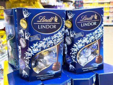 Bir market koridorunda sergilenen çeşitli Lindt Lindor çikolata kutuları..