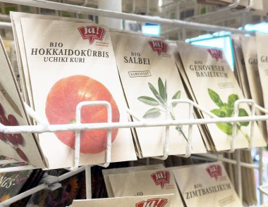 Hokkaido kabağı, adaçayı ve genovese fesleğeni sergilenen organik tohum paketleri.