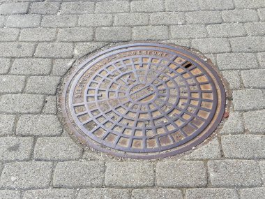 Ambblestone caddesinde yuvarlak metal rögar kapağı.