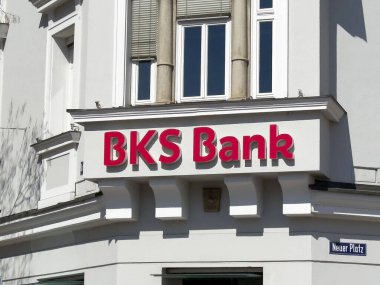 Neuer Platz 'daki bina köşesindeki bankanın dış tabelaları..